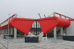  Mit seiner unverkennbaren Außenhülle gehörte die Continental Arena schon kurz nach ihrer Eröffnung im Juli 2015 zu den eindrucksvollsten Sportstätten Bayerns. 