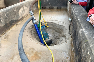  Eine Tsurumi-Pumpe mit Spülkranz frisst sich durch dickstes Sediment und leert das verschlammte Becken. 