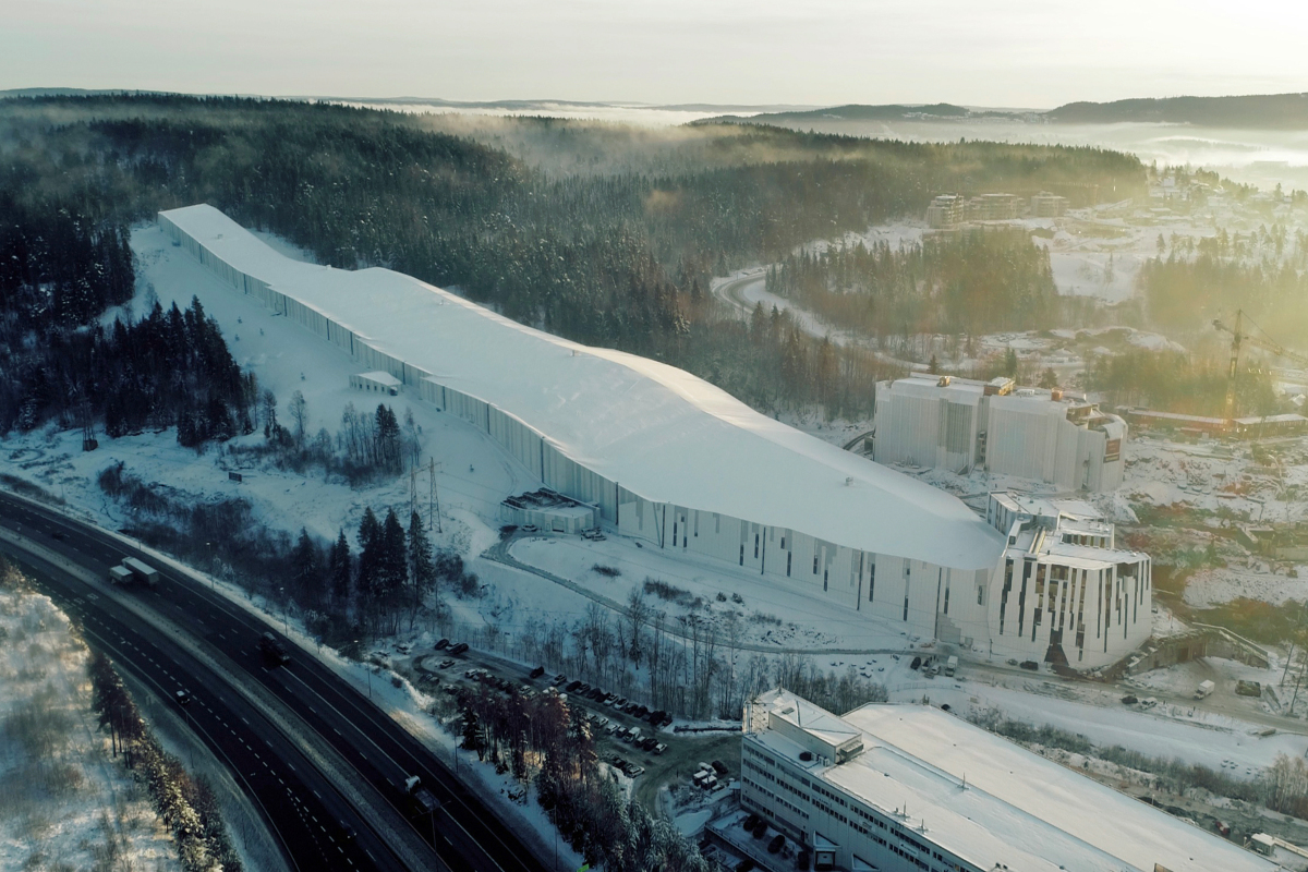 Der SNØ Winterpark ist die zweitgrößte Indoor-Skihalle der Welt. Das Wasser der Dachfläche fließt in ein Graf Rückhaltebecken.