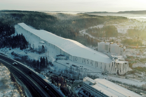  Der SNØ Winterpark ist die zweitgrößte Indoor-Skihalle der Welt. Das Wasser der Dachfläche fließt in ein Graf Rückhaltebecken. 