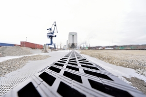  Entwässerung von Großflächen: Auf dem Containerumschlagplatz im Hafen Königs Wusterhausen garantieren Rinnen des Typs Hydroblock DN 300 für eine schnelle und sichere Aufnahme und Ableitung des Oberflächenwassers.  