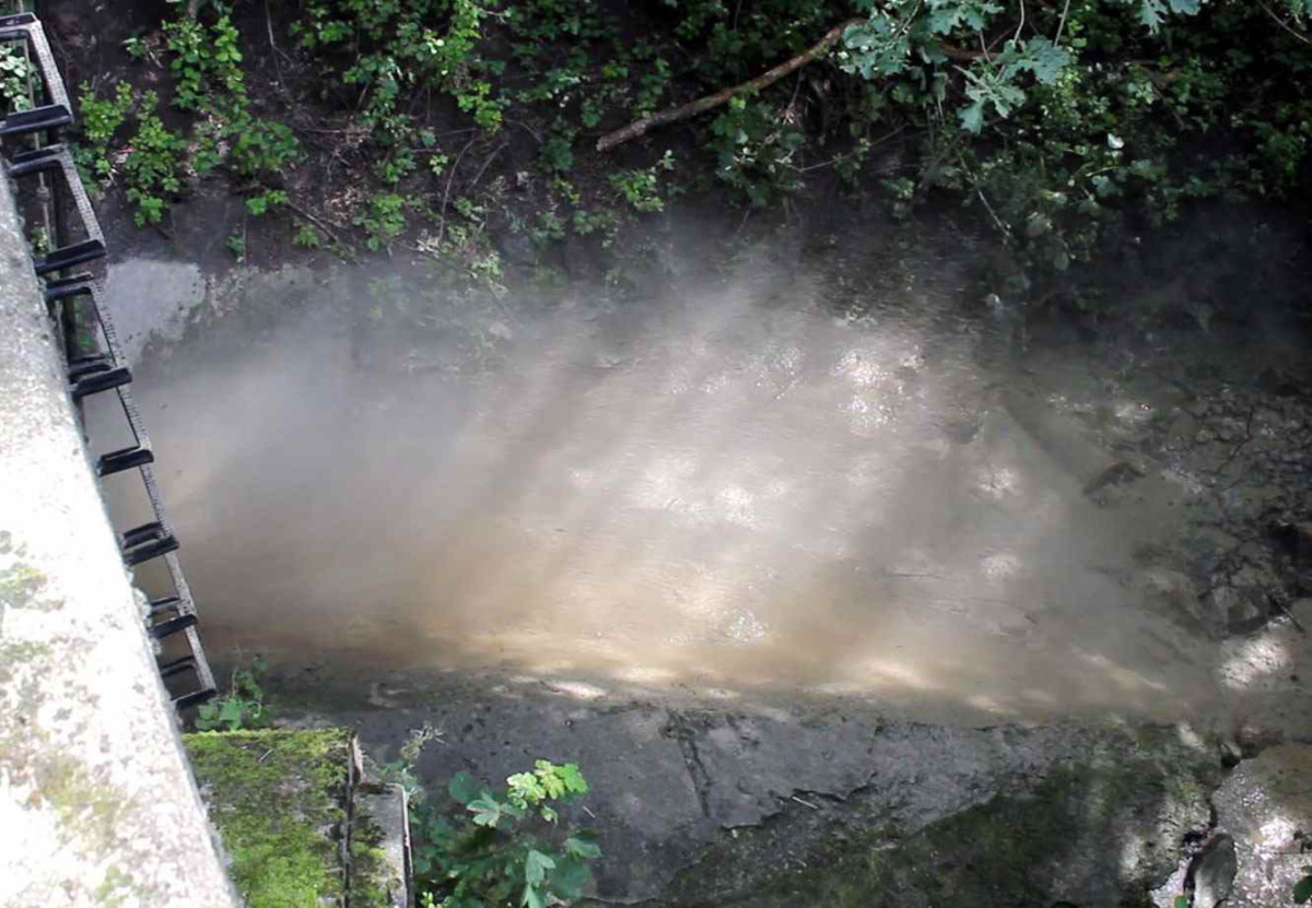 Bei dem Hochdruckspülverfahren werden Kanalrohre von Schmutz und Ablagerungen befreit. Die Reinigungsdüse am Ende des Schlauches säubert die Kanalwände zuverlässig.