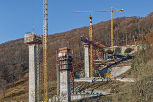  Die 85 m hohe und 485 m lange Filstalbrücke vereint alle Herausforderungen im Brückenbau: filigrane Bauweise mit schlanken Überbauten und hohen Brückenpfeilern, die sich im Kopfbereich Y-förmig aufweiten, hohe Sichtbetonanforderungen und ein enges Zeitfenster. 