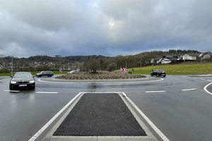  Während die Innensteine des Kreisels auf den Binder geklebt wurden, könnten sämtliche anderen Bordsteine, die hier als Randbegrenzungen zum Einsatz kamen, auf die fertige Fahrbahn aufgeklebt statt konventionell eingebaut werden 