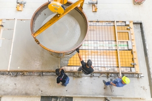  Eine dreischiffige Halle bietet etwa 10.000 Quadratmeter Produktionsfläche – je ein Hallenschiff für Stab-, Wand- und Deckenfertigung auf einer Umlaufanlage  