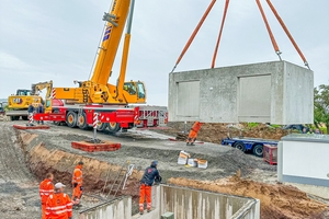  Im ersten Schritt wurden die Fertigteile versetzt, in denen die Pumpentechnik für die Druckerhöhungsanlage ihre Arbeit verrichtet 