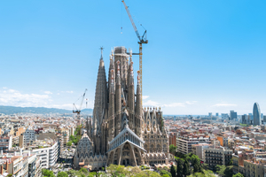  Die Liebherr-Verstellauslegerkrane 710 HC-L und 125 HC-L sind in der Endphase des Bauprojekts der Sagrada Familia im Einsatz  