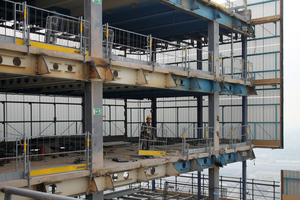  Beim Rückbau des Bayer-Hochhauses klettern bis zu 180 m² große Doka-Schutzschilde Xclimb 60 kranunabhängig Etage für Etage nach unten und sichern den Gebäuderand 
