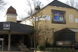  oben: Theater spielen alseine Art Abenteuerurlaubunten: Mondpalast vonWanne-Eickel – Deutschlands größtes Volkstheater 