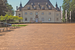  Nachdem der Kreis das Schloss mit Nebengebäuden und zugehörigen Außenflächen erworben hatte, wurde die Anlage umfangreich saniert.  