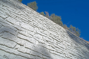  Die Struktur einer gemauerten Natursteinwand wurde dem Beton mithilfe von Noeplast Strukturmatrizen verliehen 