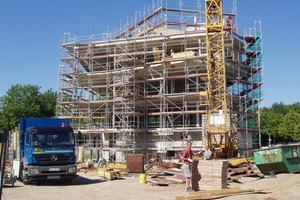  Ende Juni 2010 zeigt sich die Baustelle noch voll eingerüstet. Die Betonarbeiten sind fast beendet 
