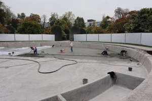  Haftbrücke erstellen, Schnellzement-Estrich frisch in frisch auftragen und glätten – durch perfekte Teamarbeit gelang es den Bauprofis, dem Stuttgarter Seerosenteich im Maurischen Garten der Wilhelma einen makellosen neuen Boden zu verleihen. Dabei ist der Estrich mit PCI Novoment Z3 als Bindemittel im Becken optimal: Denn das Produkt ist ideal für Dauernassbereiche geeignet und zudem besonders temperaturbeständig 